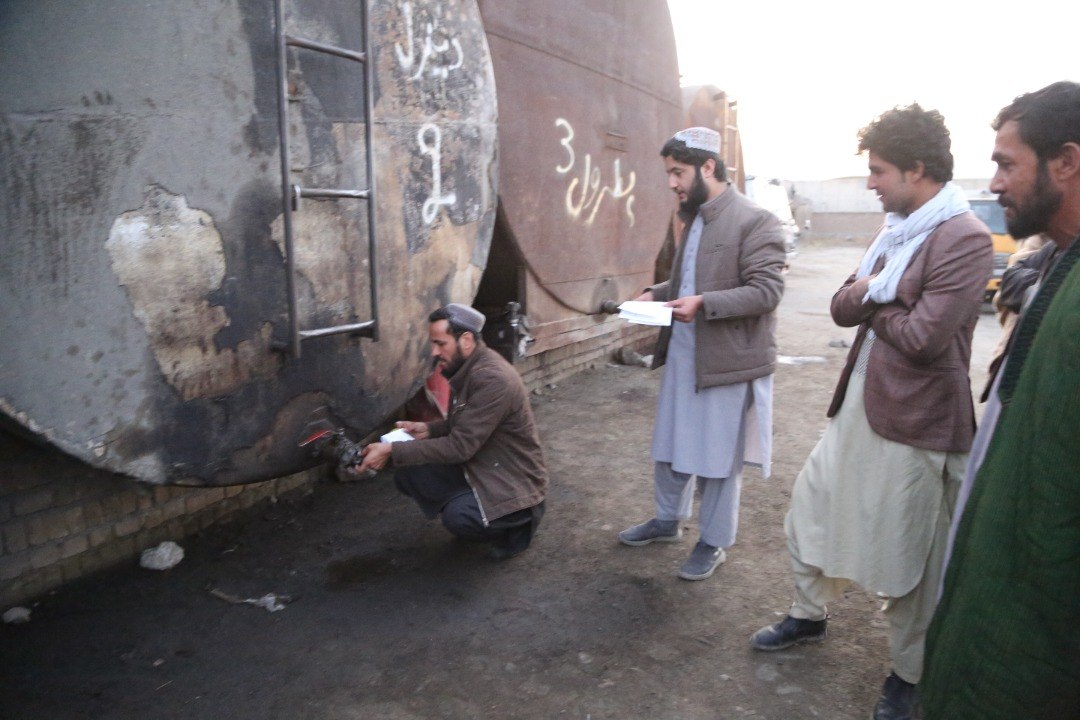 اداره ملی ستندرد (انسا)؛ روند مهرلاک و مسدود سازی پمپ استیشن ها، ذخایر و مراکز فروش مواد نفتی بی کیفیت در سراسر شهر کابل با جدیت تمام اغاز نمود