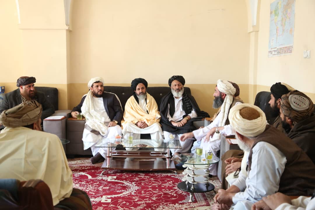 د سټنډرډ ملي ادارې عمومي رئیس الحاج ملا فیض الله "تمیم" د کندهار ولایت د تیلو پمپ استیشنونو مسؤلینو سره وکتل